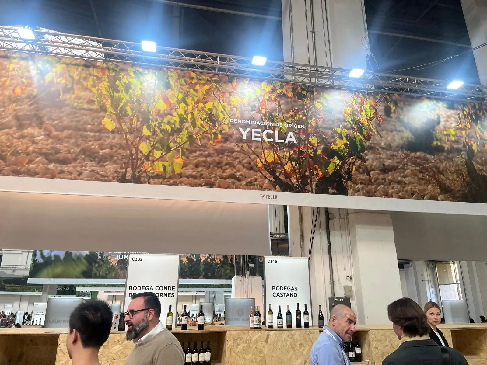 Stand de Yecla en la Barcelona Wine Week 2025 con sus bodegas