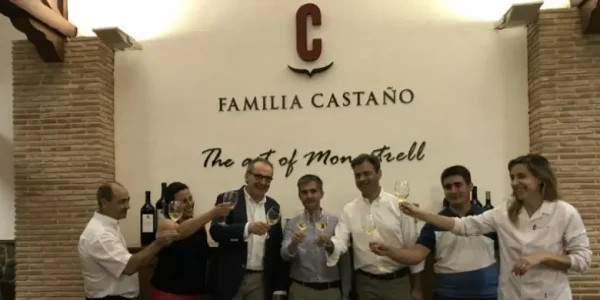 El consejero de Agua, Agricultura, Ganadería y Pesca, Miguel Ángel del Amor, visitó ayer las instalaciones de Bodegas Castaño