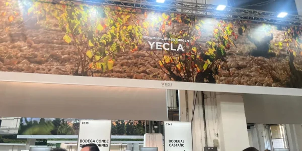 Stand de Yecla en la Barcelona Wine Week 2025 con sus bodegas