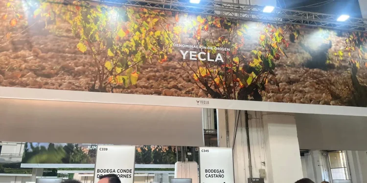 Stand de Yecla en la Barcelona Wine Week 2025 con sus bodegas